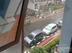 Suasana Saat Hujan Mengguyur Sejumlah Ruas Jalan di Jakarta