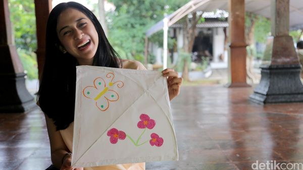 Yuk, Intip Nina Zatulini Bikin Layang-Layang!