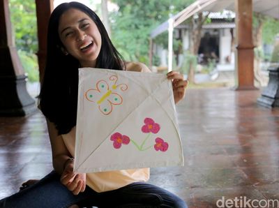 Yuk, Intip Nina Zatulini Bikin Layang-Layang!