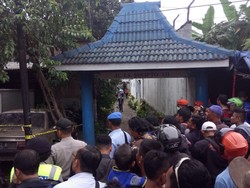 Meski Diusir, Ratusan Orang Tetap Sesaki Lokasi Jatuhnya Pesawat