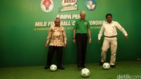 Direktur Pembinaan Sekolah Dasar, Ditjen Pendidikan Dasar dan Menengah Drs. Wowon Widaryat, Msi, Presiden Direktur Nestle Indonesia Rashid Qureshi dan Deputi Bidang Peningkatan Prestasi Olahraga Kemenpora meresmikan Milo Football Championship 2016 di Jakarta, Rabu (10/02/2016).