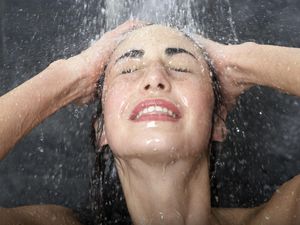 Jangan Jorok! 6 Bagian Tubuh ini Sering Terlupakan Saat Mandi. Jangan Jorok! 6 Bagian Tubuh ini Sering Terlupakan Saat Mandi.