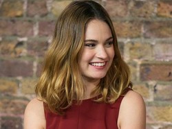 Rahasia Lily James Perbaiki Kerusakan Rambut Karena Sering Diwarnai