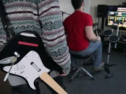 Ini Alasan Penjualan Rock Band 4 Melempem