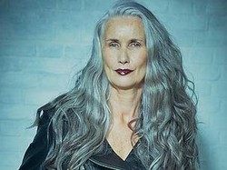 Cetak Sejarah, Model 56 Tahun Tampil Berbikini untuk Sport Illustrated