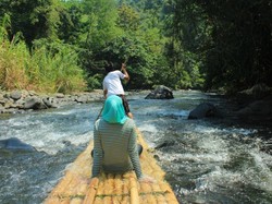 Serunya Menjelajah Kampung Suku Dayak Naik Rakit Bambu