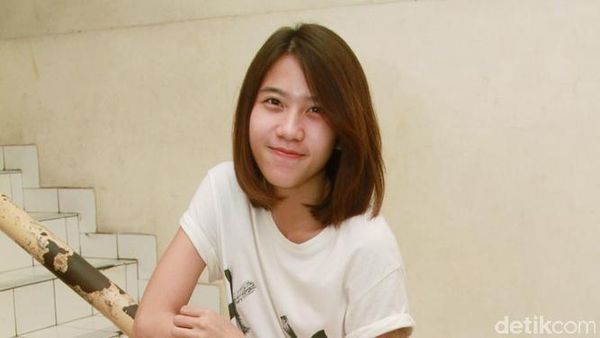 Tanpa Make-up Tebal, Gigi Tampil Apa Adanya