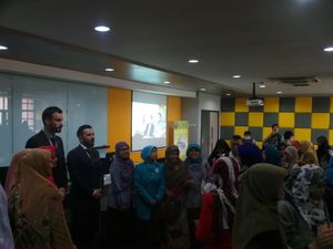 Usai Berceramah, Ustad Eks Model Asal Spanyol ini Jadi Rebutan Mahasiswi UI Berselfie Usai Berceramah, Ustad Eks Model Asal Spanyol ini Jadi Rebutan Mahasiswi UI Berselfie