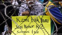 Ribuan Guru Honorer Tuntut Jadi PNS