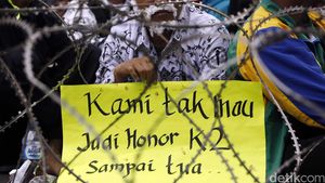 Ribuan Guru Honorer Tuntut Jadi PNS