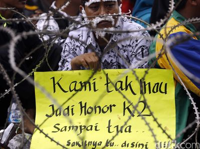 Ribuan Guru Honorer Tuntut Jadi PNS
