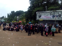 Ribuan Tenaga Honorer Membubarkan Diri dari Depan Istana, Besok Lanjut Lagi
