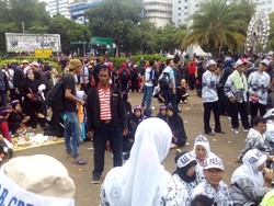 Ribuan Tenaga Honorer Masih Bertahan di Depan Istana, Tuntut Status PNS