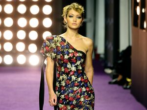 Lenggak-lenggok Gigi Hadid di Premiere Film Zoolander 2