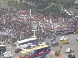 Penampakan Ribuan Tenaga Honorer Tumplek di Patung Kuda dari Gedung Tinggi