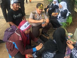 Seorang Tenaga Honorer yang Demo di Istana Sempat Dibawa ke RS Karena Maag