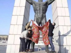 Kisah Patung Pria Bugil di Tiongkok yang Dipakaikan Celana