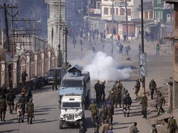 Polisi India Punya Senjata Baru: Ketapel Bubuk Cabai