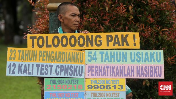 Ribuan guru honorer berunjuk rasa di depan Istana Merdeka, Jakarta, Rabu, 10 Februari 2016. Guru honorer ini berasal dari sejumlah daerah di Indonesia dengan tuntutan untuk diangkat menjadi pegawai negeri sipil (PNS). CNN Indonesia/Safir Makki
