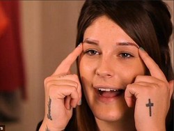 Mengerikan, Wanita Ini Punya 4 Alis