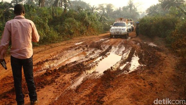 Satgas Kizi TNI Survey Jalan di Belantara Hutan Kongo