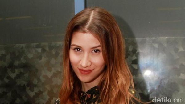 Millane Fernandez Chic dengan Dress Floral