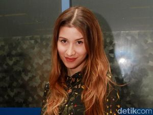 Millane Fernandez Chic dengan Dress Floral