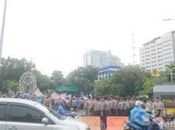 Ingin Bertemu Jokowi, Ribuan Guru Honorer Demo di Depan Istana Lagi