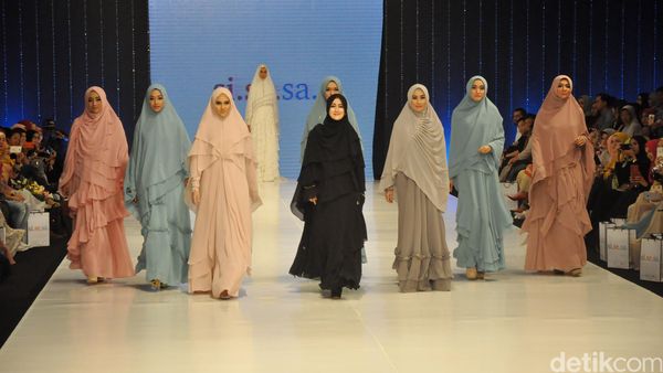 Selain Pipik, Sederet Artis Cantik Berhijab Ini Juga Beraksi di Catwalk