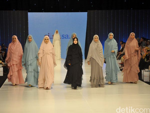 Selain Pipik, Sederet Artis Cantik Berhijab Ini Juga Beraksi di Catwalk