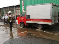 Jalan Kalianak Rusak Parah, Polisi Batasi Jam Operasional Truk