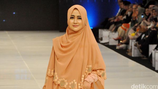 Ketika Pipik Jadi Model Catwalk
