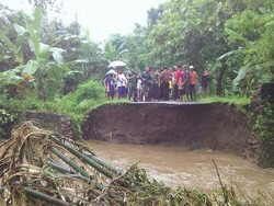 Jalan Penghubung Kecamatan di Ponorogo Putus Diterjang Banjir