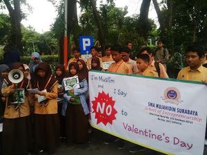 Puluhan Siswa di Surabaya Tolak Hari Valentine Puluhan Siswa di Surabaya Tolak Hari Valentine