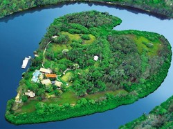 Rayakan Cinta di Pulau Berbentuk Hati Ini