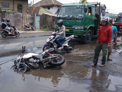 Banyak Lubang Jalan Terbentuk Akibat Genangan Air Hujan