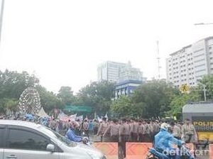 Ada Aksi Massa di Monas, Lalin dari Gambir ke Patung Kuda Ditutup Satu Ruas
