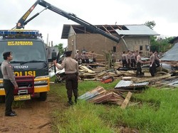 Melihat Aksi Pasukan Sabhara Turun Tangan Bantu Warga Korban Puting Beliung