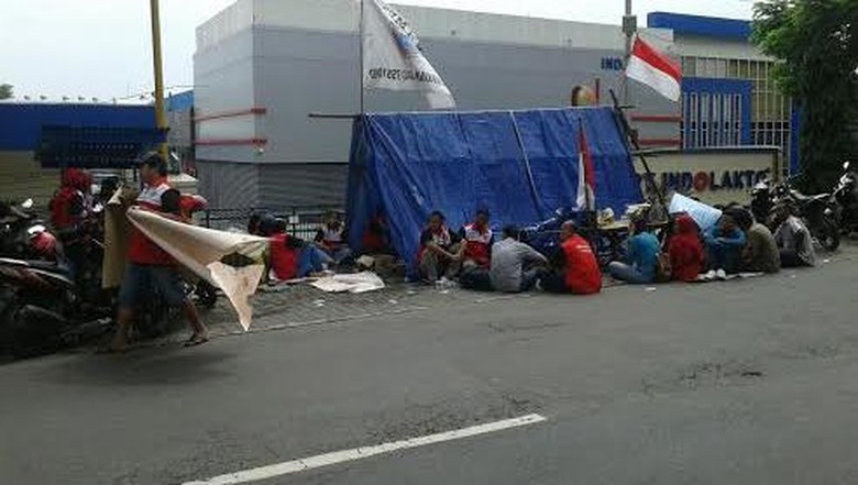 Buruh Pabrik Susu di Pandaan Tuntut UMK