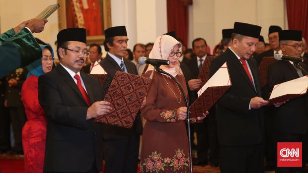 Ketua Ombudsman Prof. Amzulian Rifai (kiri), Wakil Ketua Lely Pelitasari Soebekty serta anggota saat sumpah jabatan di Istana Negara, Jakarta, Jumat, 12 Februari 2016.