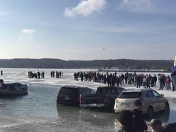 Diparkir di Danau Es, Belasan Mobil Terjebak Setelah Es Mencair