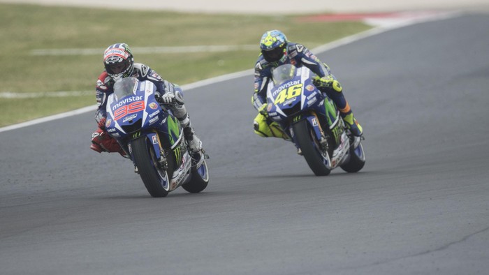 Salah satu duel Lorenzo Vs Rossi, di Misano 2015. Foto: Getty Images/Mirco Lazzari Salah satu duel Lorenzo Vs Rossi, di Misano 2015. Foto: Getty Images/Mirco Lazzari