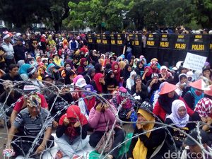 Gaji Kecil, Jam Pelajaran Guru Honorer Tak Boleh Lebih 24 Jam/Bulan