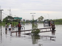 Raya Porong Banjir Setinggi 65 Cm, Banyak Kendaraan Mogok