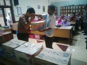 Siswa SMAN 1 Tolak Valentines Day dengan Berbagi dengan Penghuni Liponsos