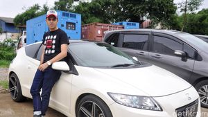 Pose Kevin Julio di Mobil Coupe Sport Putih, Kece?