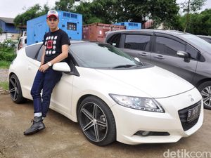 Pose Kevin Julio di Mobil Coupe Sport Putih, Kece?