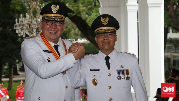 Gubernur dan Wakil Terpilih Bengkulu, Dr. H. Ridwan Mukti, M.H. (kiri) dan Dr. H. Rohidin Mersyah, M.M. tiba di Istana Merdeka, Jumat, 12 Februari 2016. Ketujuh pasang Gubernur dan Wakil Gubernur terpilih ini akan dilantik langsung oleh Presiden Joko Widodo di Istana Negara, Jumat, 12 Februari 2016. CNN Indonesia/Safir Makki