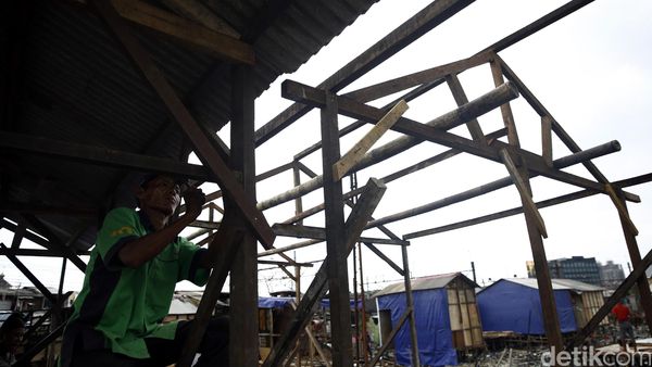 Warga Kampung Bandan Dirikan Bangunan di Bekas Kebakaran