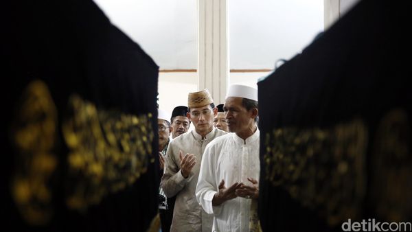 Sandiaga Uno Ziarah ke Makam Habib Asyatiri